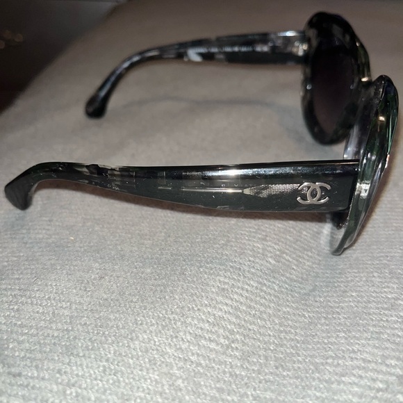 Chanel sunglasses - Picture 3 of 3